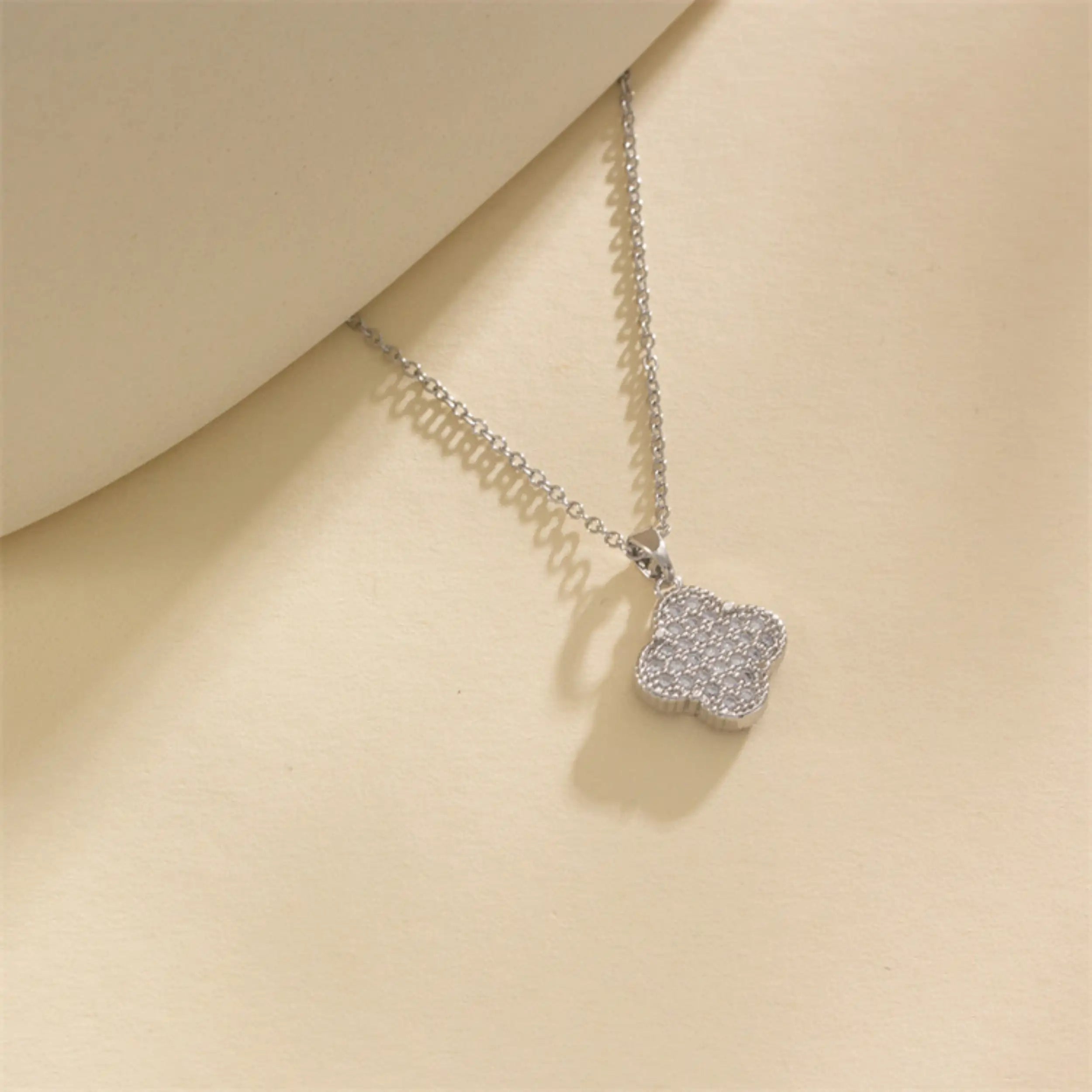 18K Gold Flower Clover Necklace