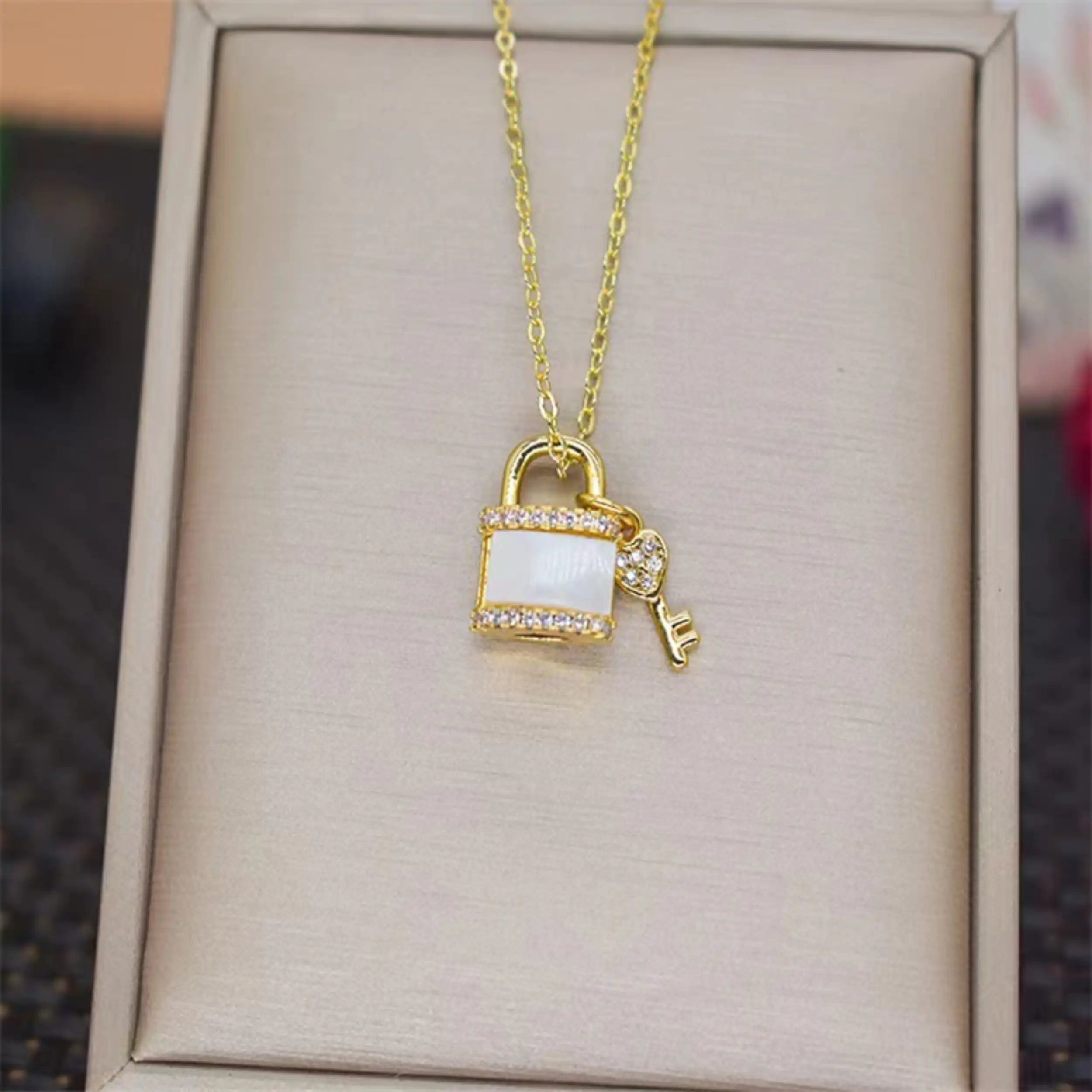 Zircon Shell Key Choker Necklace