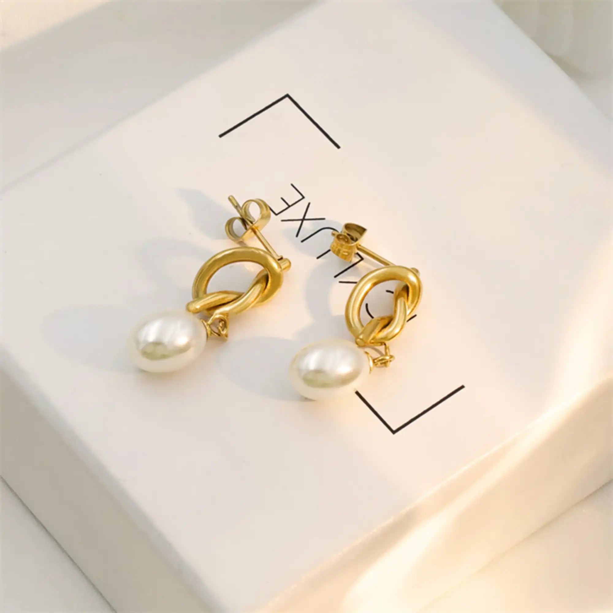 18K Gold Oval Hoop Pearl Earrings