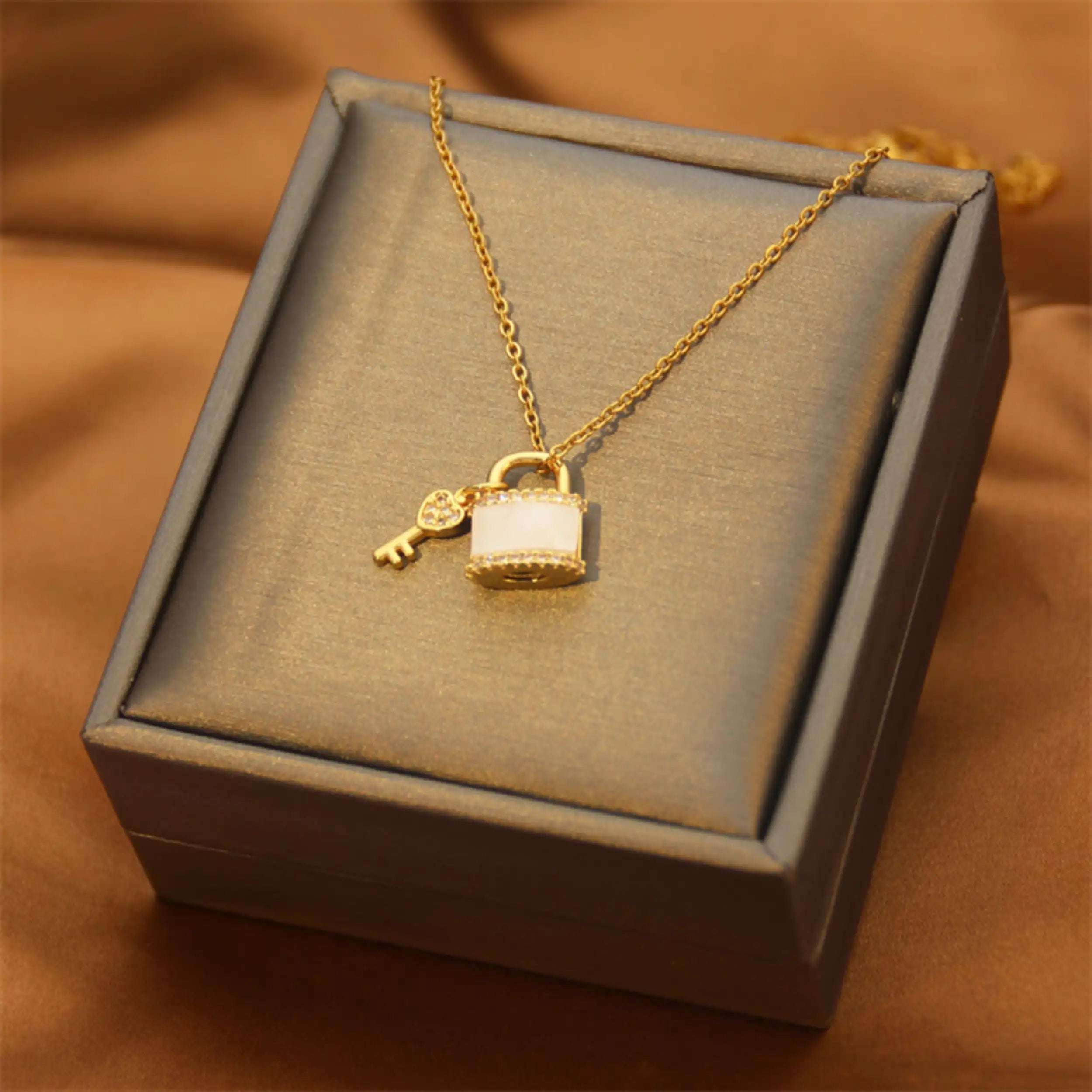 Zircon Shell Key Choker Necklace