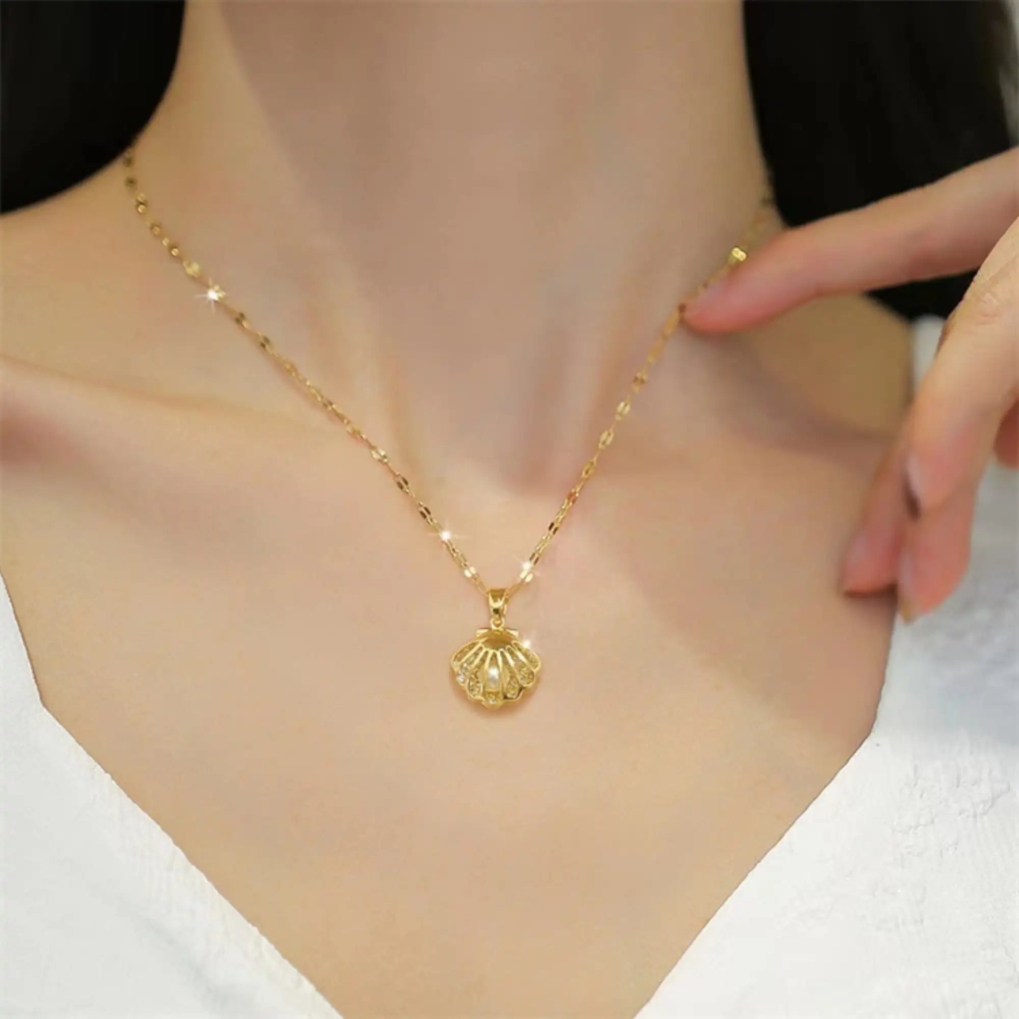 Gold Seashell Zircon Pearl Necklace
