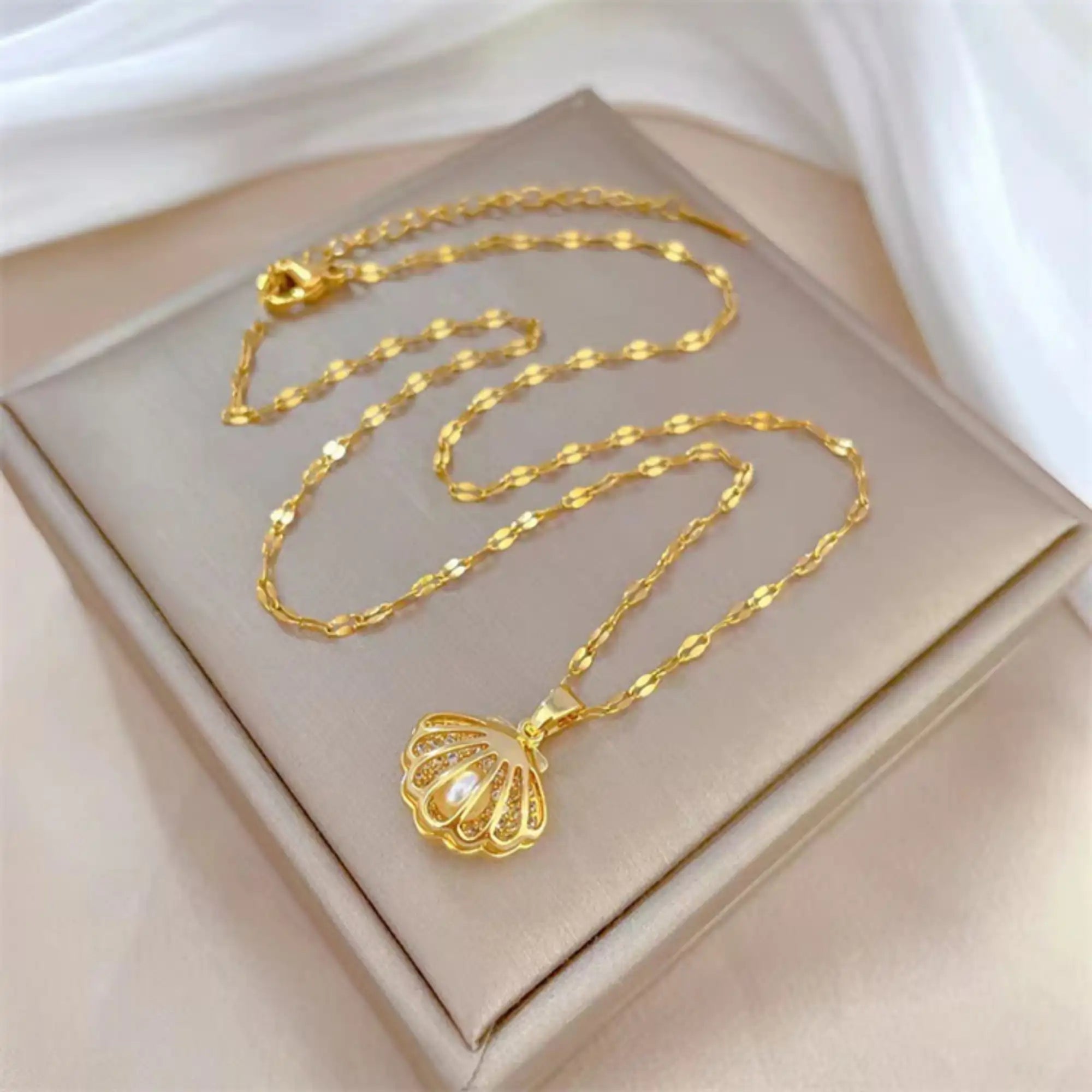 Gold Seashell Zircon Pearl Necklace